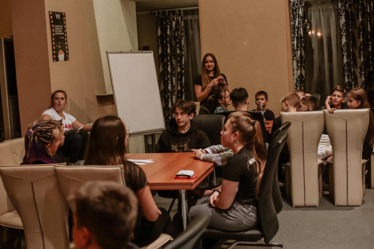 Gala Hotel Kamjanyi Potoki Kültér fotó